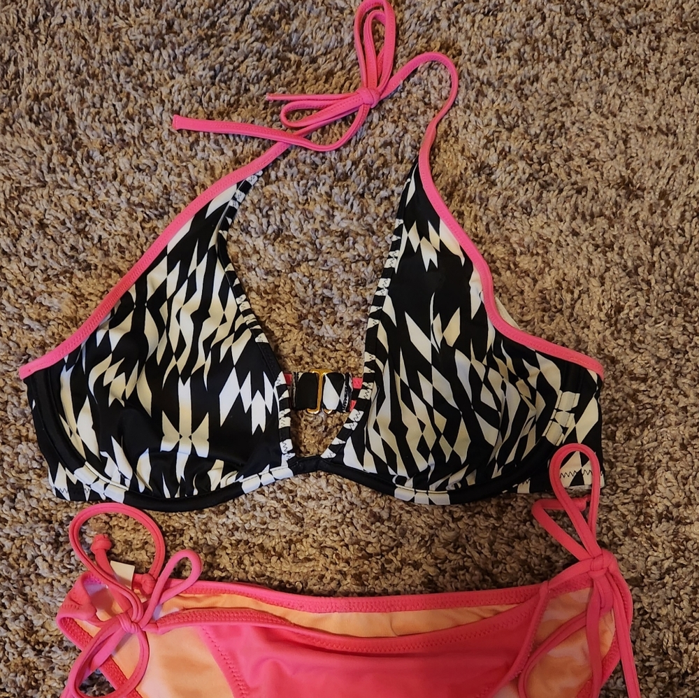 3/$25! Victoria Secrets Pink bikini top 32 C bottoms small